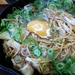 焼そば専門店 突貫亭 - 焼きそば普通盛(一玉)  肉、イカ、ネギ大、細麺、ソース、玉子落とし