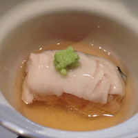鮨 麻生 平尾山荘 - 鰆の蒸し寿司。とろりと餡がかかっております。