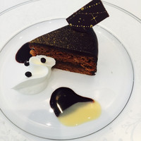 リストランテ　ウミリア - ザッハトルテ。甘さ控えめで&しっとり！チョコレートとろっとツヤっと濃厚で美味
