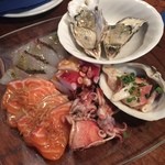 UOKIN PICCOLO - 海の幸カルパッチョ6種盛　980円（牡蠣、ホッキ貝、タコ、イカ、サーモン、タイ）