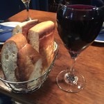 UOKIN PICCOLO - お通し（フランスパン、フォカッチャ）300円、デルスール　690円（赤）