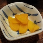 といや - かつ丼800円の沢庵／平成27年12月