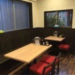 麺屋 天孫降臨 元町店 - 全20席
                                カウンター6席、テーブル14席。席間も広々、ゆったりと座れます。
                                これまで入れなかった家族連れもここなら余裕◎
                                