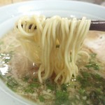 味のさつま - 麺は半玉ですが、スープやチャーシューはしっかり一杯分有るみたいデス！