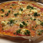 TAVERNA　albero villaggio - クワトロフォルマッジオ
            久々に美味しいクリスピータイプのピザに出会えましたわ