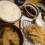 Makino - まきの定食   海   ¥920-
                        (海老 いか とり 魚
                         野菜2品 玉子天 野菜かき揚げ
                         ご飯お代わり無料)