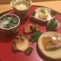 日本料理 太月 - 八寸盛り？
                ほうれん草とアーモンドの和え物
                左下のトコブシ
                右下の煮こごりが繊細な味付けで絶品