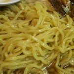 ニュー東京 - 縮れた感じの麺ですな！