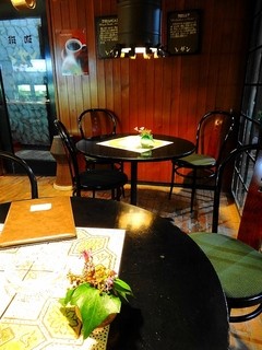 Raisin - 店内の一部・窓際の丸テーブル席