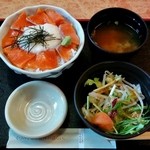 魚活鮮とあぶり焼 海へ - サーモンとろろ丼（700円）