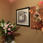 Ganko - 店内に飾られた生花や絵画。