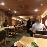 Ganko - 奥行きのある店内。夜に伺った時のカウンターにブッフェが並べられていた。