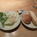 Ganko - お代わり自由のパンやサラダ。サラダのドレッシングは２種類。青紫蘇と胡麻ドレッシング。