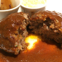 鉄板ダイニング織部 - 自家製ハンバーグ カット面肉汁が溢れます