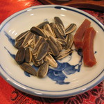 Machikichi Sabou - 2003/10　中国茶には付き物のお茶請けのひまわりの種と謎の干しフルーツ