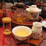 萬千吉茶坊 - 2003/10　初訪問時の桂花烏龍茶のセット。香りが強い桂花(＝金木犀)のお茶だけに匂い移りの無い陶器の蓋碗を使用する模様