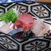 魯忍 - お造り：中トロ、ヒラメ、シマアジ、しめ鯖、検先イカ