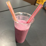 ブイツーアンドエム バイ フルーツバーアオキ - 特農ベリーミルク フルーツの優しい甘さとミルクでまろやか酸味はなく果肉も感じられておいしい♪