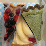 キル フェ ボン - 左から
      甘酸っぱいフルーツとチョコレートプリンのタルト
      洋梨のタルト
      抹茶チーズのタルト
      