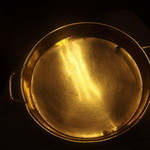 席に回ってきた金鍋。これを盃にお酒を飲ませていただきました。