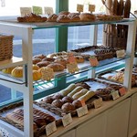 ロラソ - 店内パンの棚＝15年11月