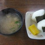 勝お好み焼店 - 定食のおにぎりと味噌汁