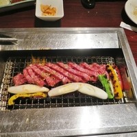 叙々苑 新宿小田急ハルク店 - すだれ肩ロース焼く