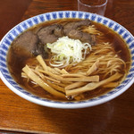 まる久 - 馬肉ラーメン
            スープ:あっさり
            麺:細麺ちぢれ