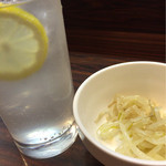 横濱 一品香 - レモンサワーにお通し