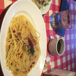 ナポリの下町食堂 - ペペロンチーノ(大盛り)
            サラダ・ドリンクバー付き
            918円(税込)