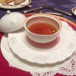 花水木至宝の金箔とタピオカ入りダブルコンソメスープ