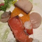 ホテル花水木 - さらに下には、時計回りに、アワビ、ホタテ、タラバ蟹、サーモン、蛤が。