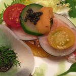 ホテル花水木 - 一番上のトリュフと大根をどかすと、キャビアとうにが。