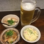 すいば - 今日は初めて2号店の方へ来ました。
      安定の、モツ煮、ポテサラ、あん肝。
      今日は、あんま心惹かれるお刺身ないなぁ。
      