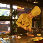 ステーキ＆ワイン いしざき - 目の前で調理する臨場感を味わえるカウンター席