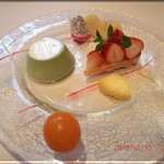 Resurije - デザート　九州産の金柑　抹茶のムース　ドラゴンフルーツ　リンゴ（フジ）　栃乙女いちごタルト　パイン