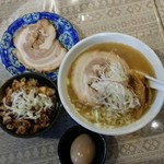 ラーメン由 - 醤油ラーメン＋(ﾁｬｰｼｭｰと煮玉子のﾄｯﾋﾟﾝｸﾞ)＋ﾁｬｰｼｭｰﾐﾆ丼