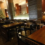 お土産売り場の前にテーブルが増えていました。1512