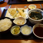 和食さと - 平日ランチ　天ぷら盛り合わせ定食853円 ＋ 味噌汁→ミニ蕎麦108円
            