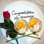 ル・メッサージュ - メッセージ付きデザート(黄桃のソルベと別皿にブリュレ)