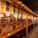 南風花 - ずらりと並んだ泡盛がお出迎え