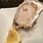 NAGOYA OYSTER BAR - 名古屋オイスターバー・本日の生牡蠣は北海道産らしい。