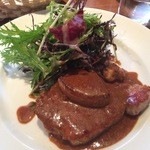 ビストロ　アギャット - 豚肉のグリル。濃厚なソースが豚肉、そして上に乗っているブイヨンで炊いた大根にマッチしています。