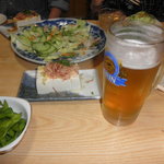 つまみ、サービスのサラダ