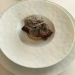 フレンチレストラン ミクニ サッポロ - フランス産フォアグラのポワレ（帯広の和田さんがつくった”わだのごぼう”と北海道産和牛テールのラグー和え　トリュフ風味）　2015.12