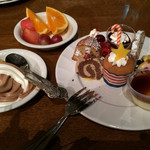 セイリングデイ・ブッフェ - 2015/12/12 ディナーで利用。  デザートの様子。  ケーキ類は10種類程！  自分でやるソフトクリームに、フルーツが3種類！