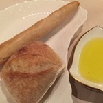 フランス料理 オークヴィル - パン2種類（オリーブオイル付き）