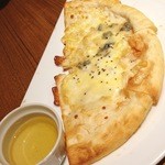 zensekikoshitsubisutoroya - ３種のチーズとハチミツのピザ