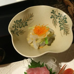 四季館 彩冬 - 先付け 数の子や沢庵、こんにゃくのやつ和え物