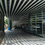 ミカフェート - ガレージの奥に入口